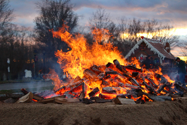 The Riverhead Business Improvement District's Holiday Bonfire Saturday evening. (Credit: Elizabeth Wagner)