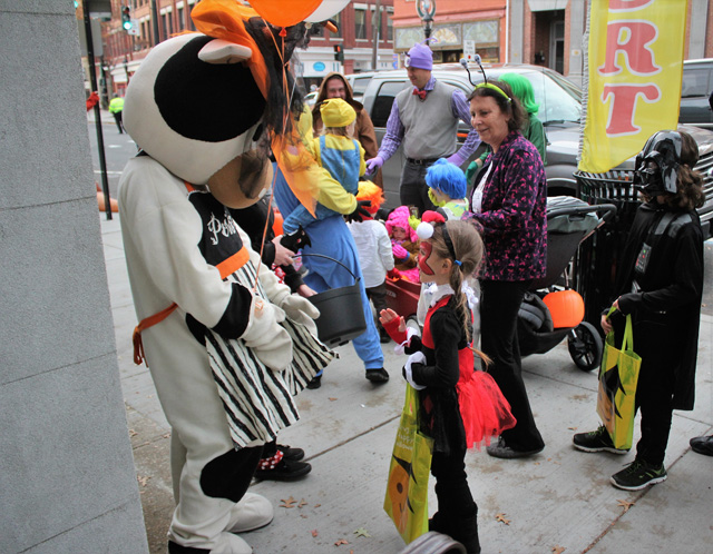 The Sweet Tart Frozen Yogurt Café mascot giving out high-fives in addition to candy.
