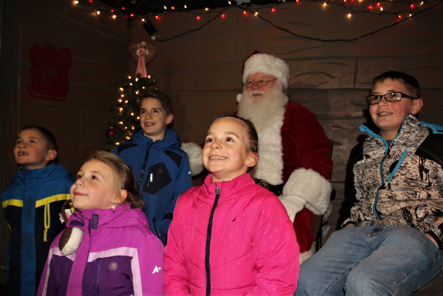 Local children pose for a group shot with Santa. (Credit: Elizabeth Wagner)