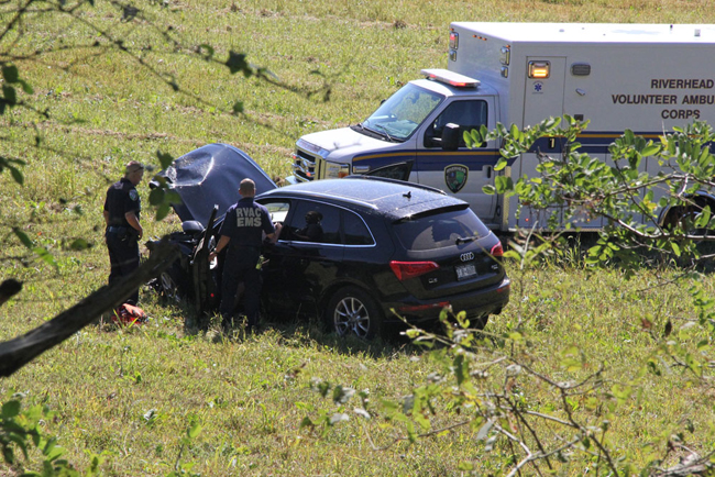 Ambulance volunteers respond to the accident. (Credit: Carrie Miller)