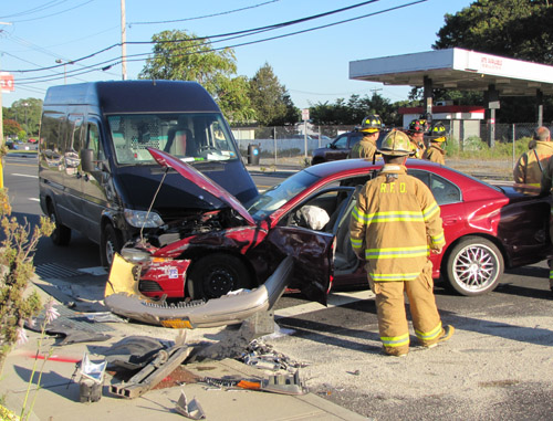 Two-car crash no Route 58 in Riverhead Route 58, Riverhead Police