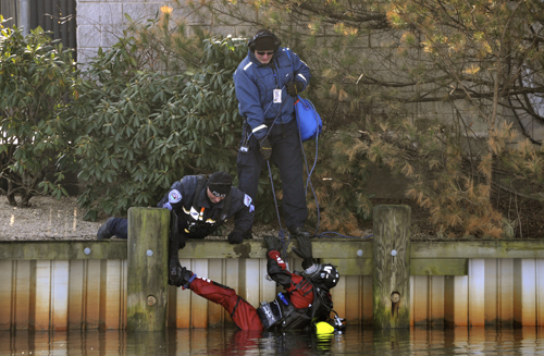 GIANNA VOLPE PHOTO | Southampton police divers search the Peconic River. GIANNA VOLPE PHOTO | Southampton police divers search the Peconic River.