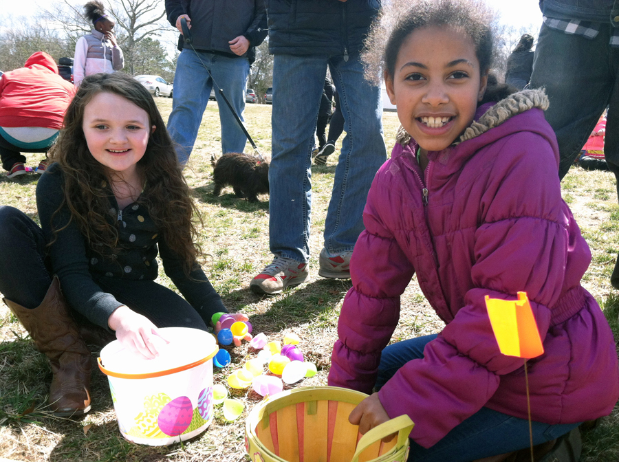 Bella Dandrea, 7, of Riverhead and Cheyenne Metzger, 8, of Flanders, count their haul. (Credit: Michael White)