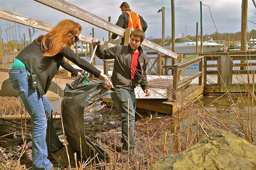 Volunteers cleaned up downtown yesterday in celebration of Earth Day. (Credit: Richard Liebert)