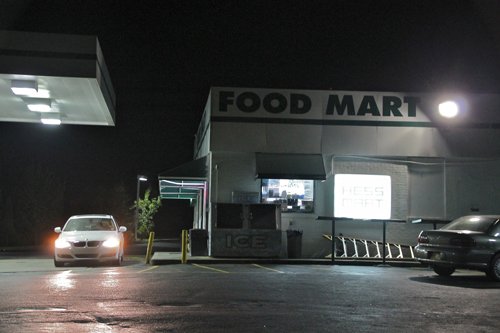 PAUL SQUIRE PHOTO | This Hess station on Edwards Avenue was robbed at gunpoint Wednesday night, authorities said. The robber remains at large.