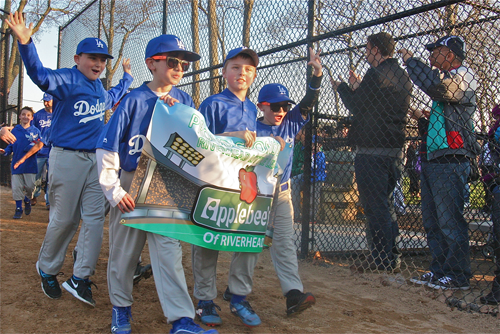 Applebee's sponsored the Dodgers team. (Credit: Barbaraellen Koch)