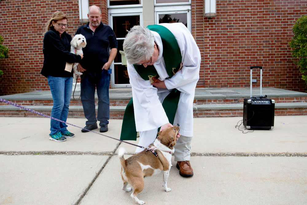 Rev. Garret Johnson greets five-year-old Emma. (Credit: Katharine Schroeder)