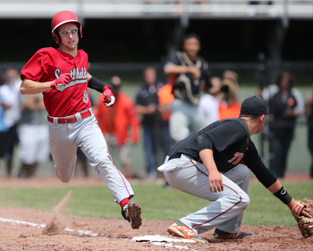 Shayne Johnson tries to beat out the throw to first. (Credit: Daniel De Mato)
