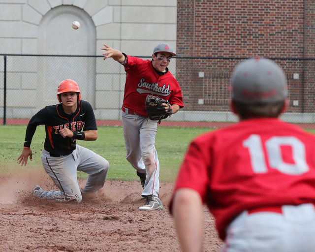 Patrick McFarland tries to turn a double play. (Credit: Daniel De Mato)