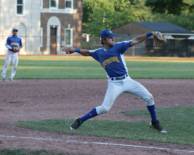 Third baseman Will Gildersleeve made a diving catch and spectacular throw to get the second out of the 10th inning. (Credit: Daniel De Mato)