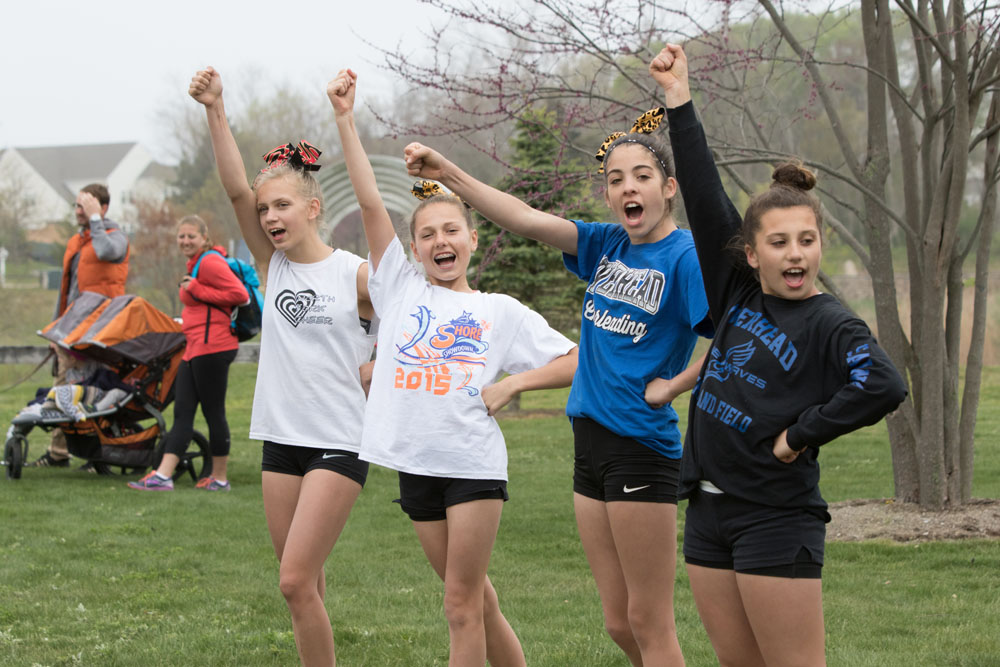 Cheerleaders from North Fork Cheer encouraged the runners. (Credit: Katharine Schroeder)